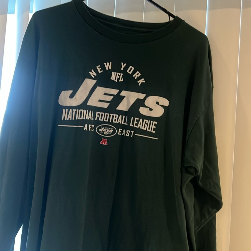 It’s a New York Jets long sleeve national football league shirt